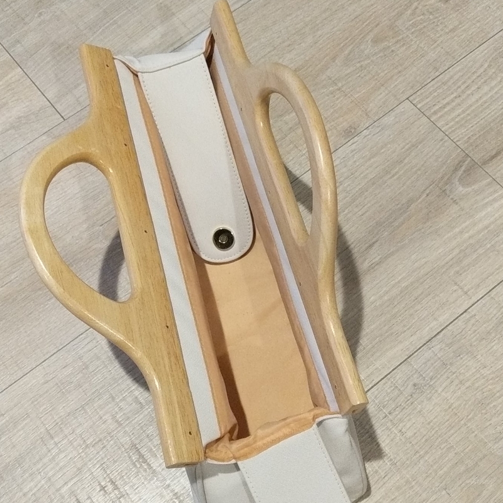 Cute white purse with wooden handles! - Picture 5 of 11